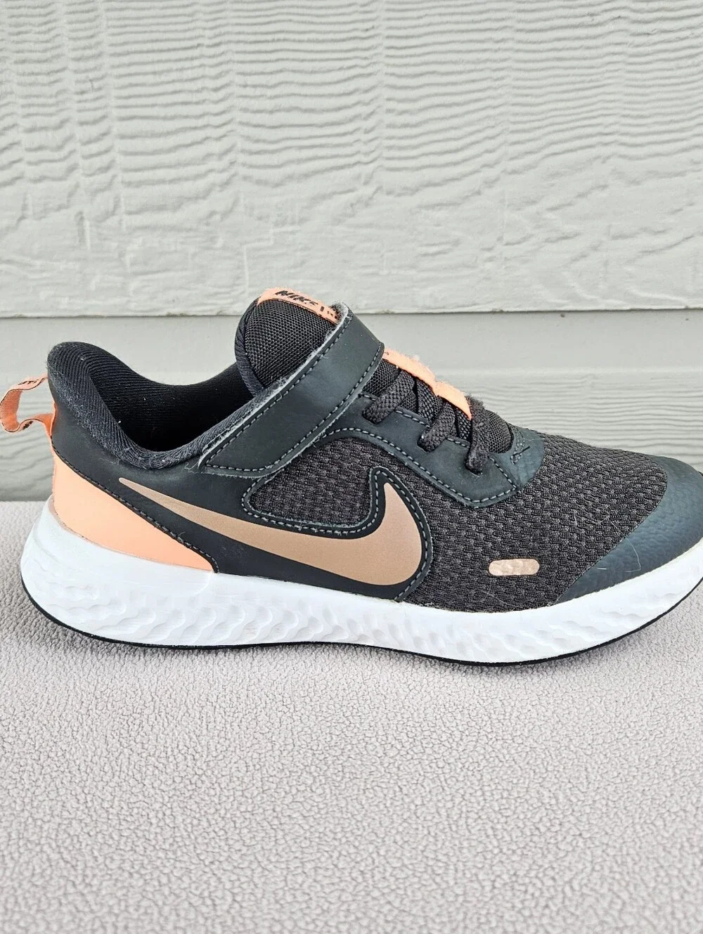 Nike Revolution 5 Hook & Loop Low Top Sneaker SZ 2Y Black Atomic Pink BQ5672-012